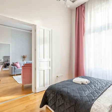 Luxury 3bedrm 2bathrm With Danube River View Lägenhet *